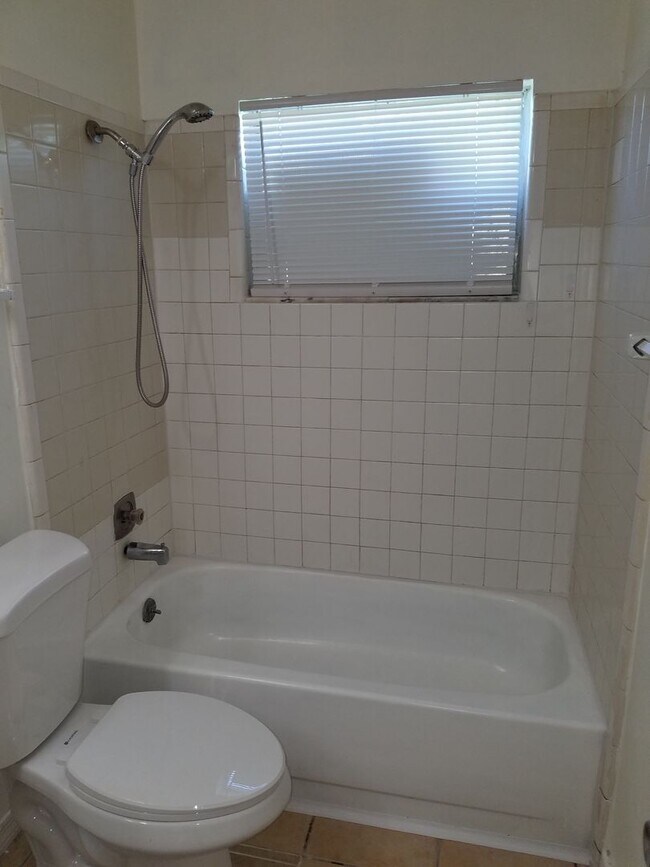 Building Photo - Cedar Ave - A