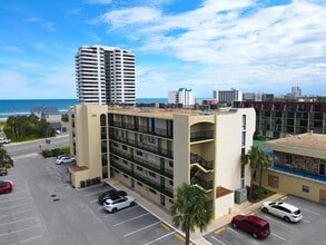Building Photo - Updated 1 Bed 1 Bath Condo Across A1A from...