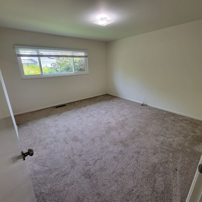 Building Photo - Well-Maintained Redwood City Home with Bonus Room & Private Yard