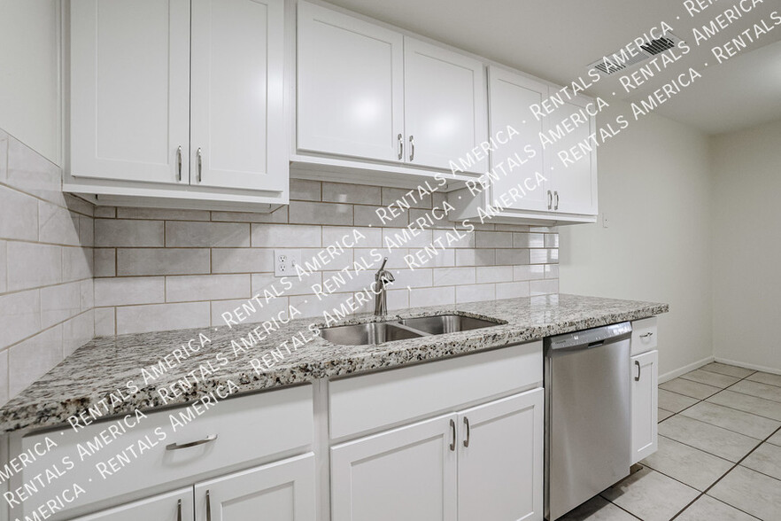 Building Photo - 5206 N 42nd Dr