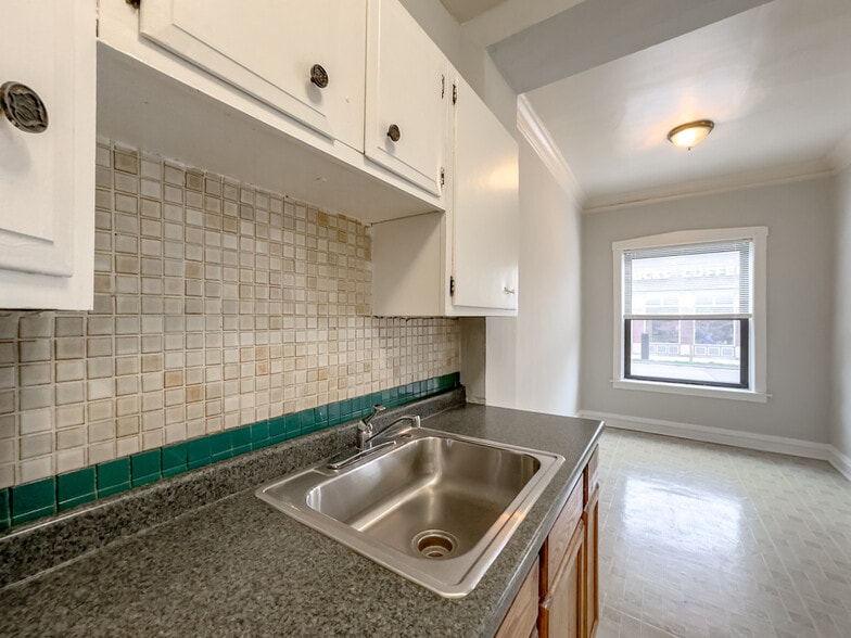 Building Photo - 2226 W Wilson Ave