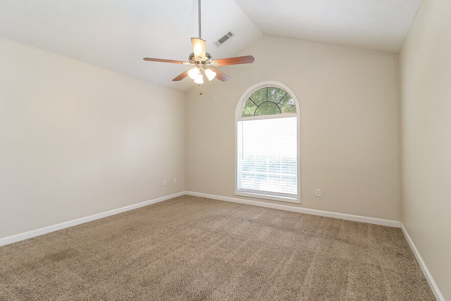 Building Photo - 2669 Lake Park Bend