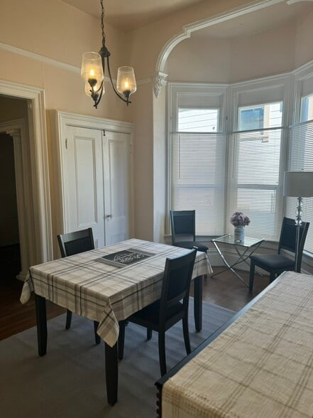 Building Photo - 1231 E 19th St