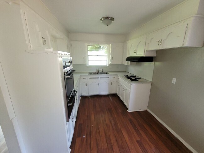 Building Photo - Charming 5 Bedroom House