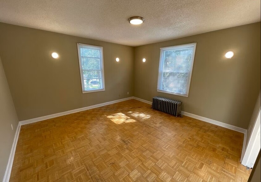 Building Photo - 1121 7th St SE