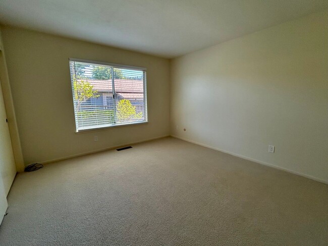 Building Photo - 266 Valley Oaks Dr