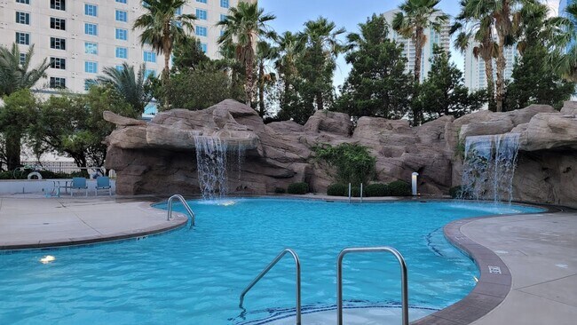 Building Photo - Turnberry Towers~2 bedroom condo with pano...