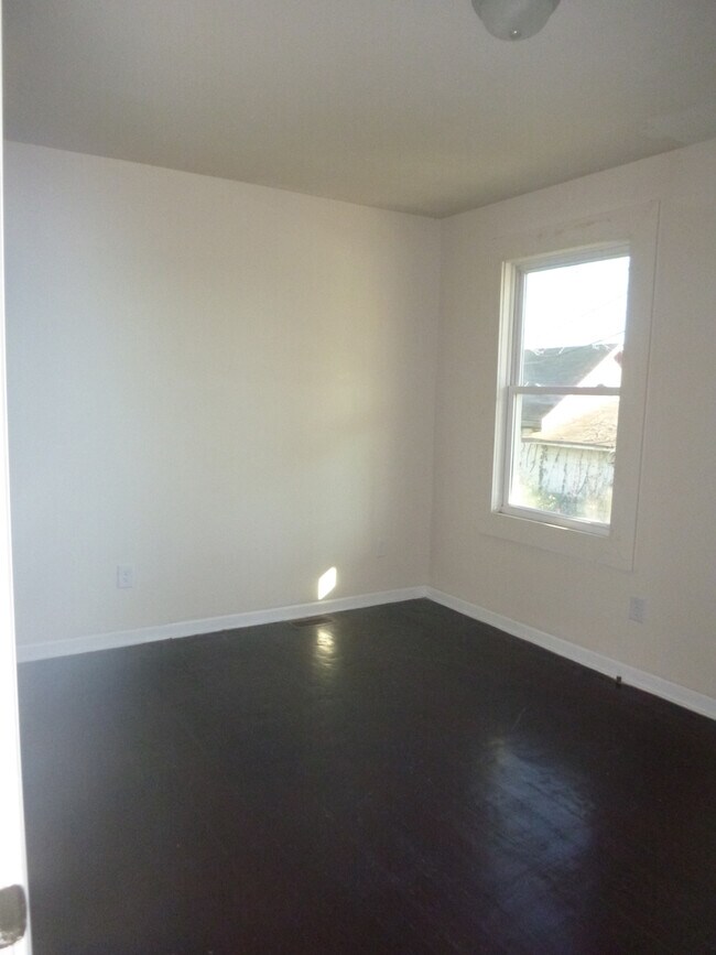 Building Photo - Beautiful 4 Bedroom Home in Enderly Park!