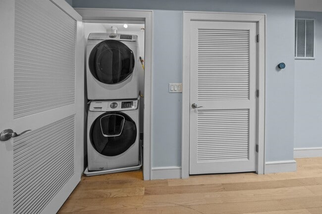 Building Photo - 8917 River Rd