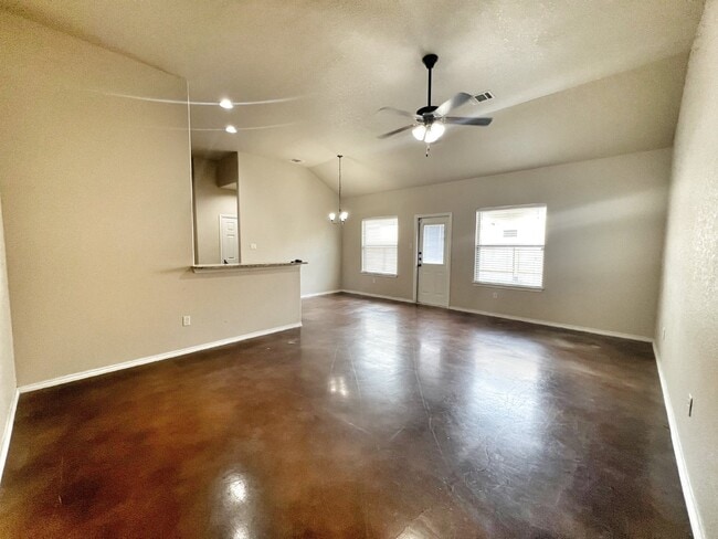 Building Photo - Spacious 3BR/2BA Duplex with Private Yard ...
