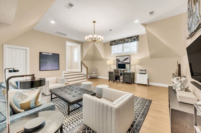 Building Photo - Franklin Gem Walking Distance to Downtown!