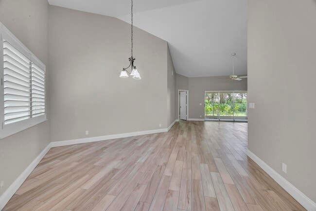 Building Photo - 2433 SW Foxpoint Trail