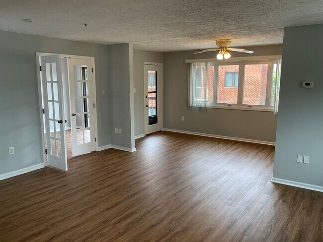 Building Photo - Very well maintained and extra large 3BR 2BA condo moments to Marc Train in Downtown Gaithersburg