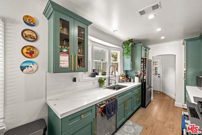 Building Photo - 3871 Roxton Ave