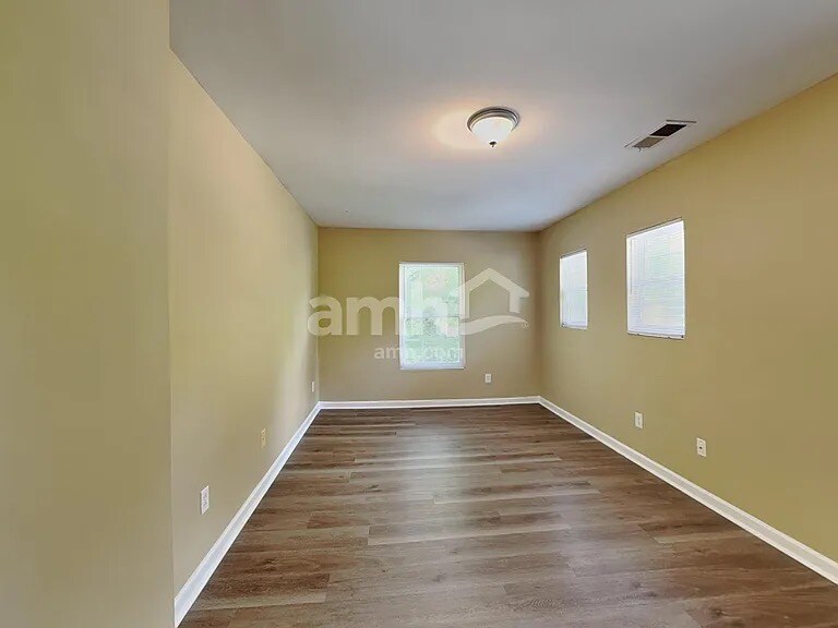 Building Photo - 100 Trayesan Dr