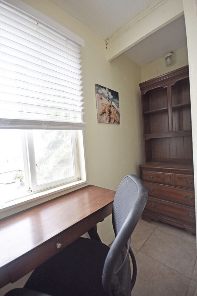 Building Photo - Beautiful Kaneohe Bay Views!  1/1 + 2 park...