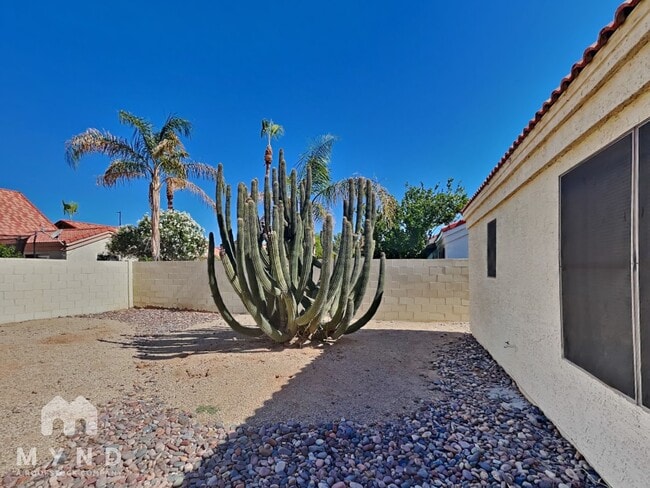 Building Photo - 634 N Quartz St