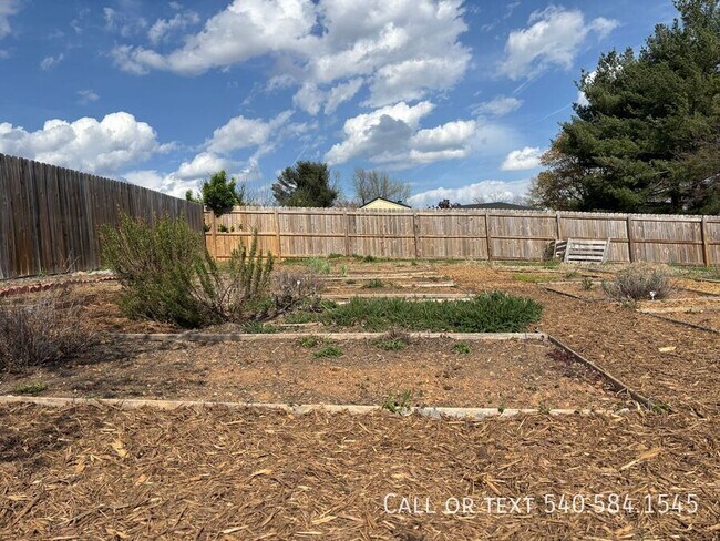 Building Photo - 3615 Ellen Dr