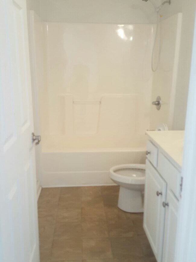 Building Photo - 3 Bedroom Home w/ Yard and No HOA