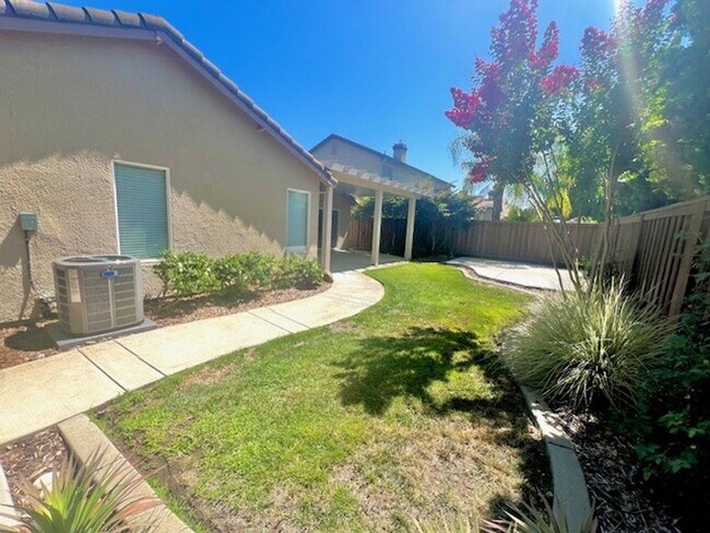 Building Photo - 649 Garden Park Dr