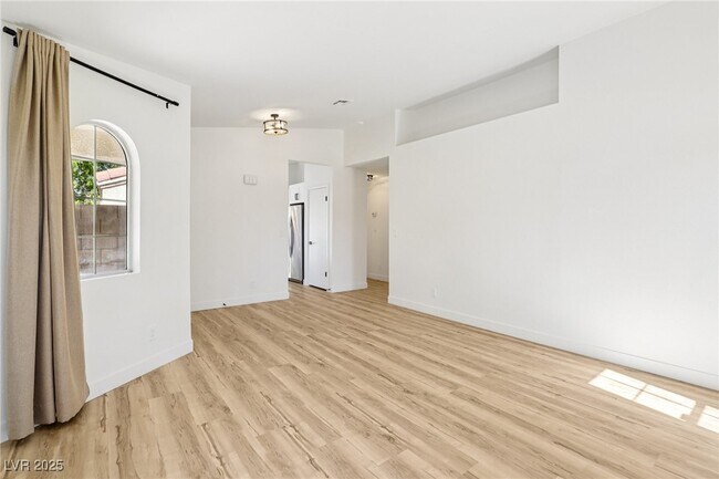 Building Photo - 7400 Queen Palm Dr