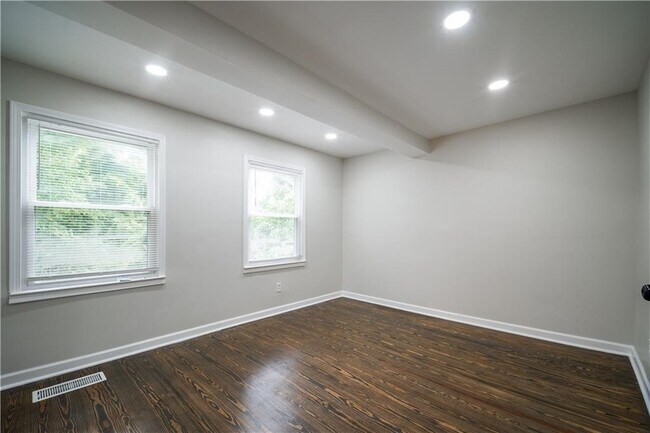 Building Photo - 2137 Delowe Dr