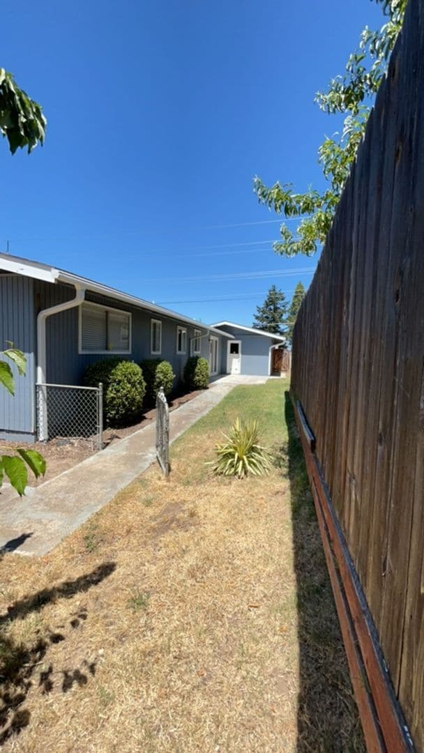 Building Photo - 2 Bedroom 2 Bath House