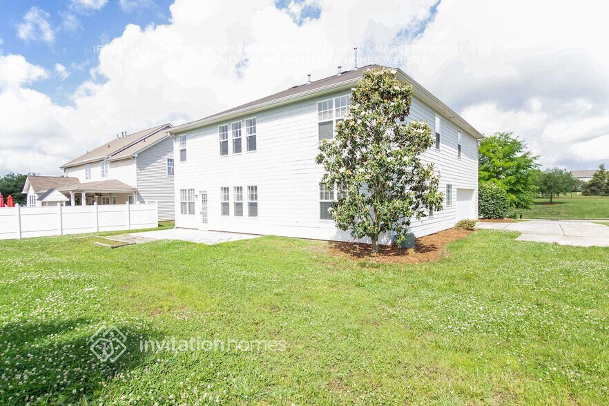 Building Photo - 9011 Magna Ln