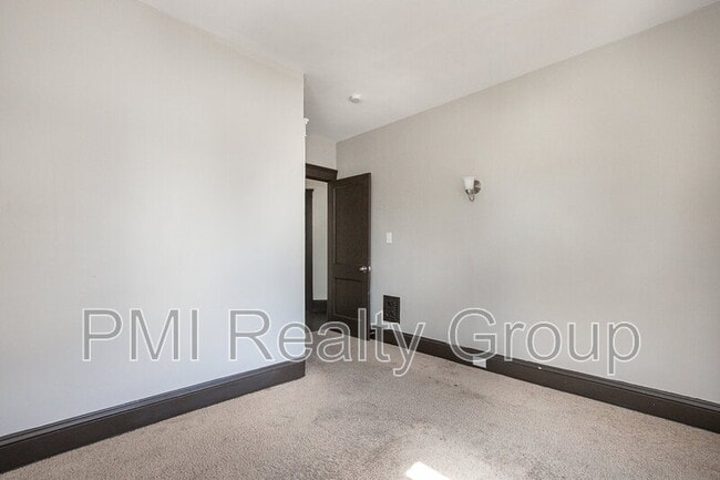 Building Photo - 476 E 108th St