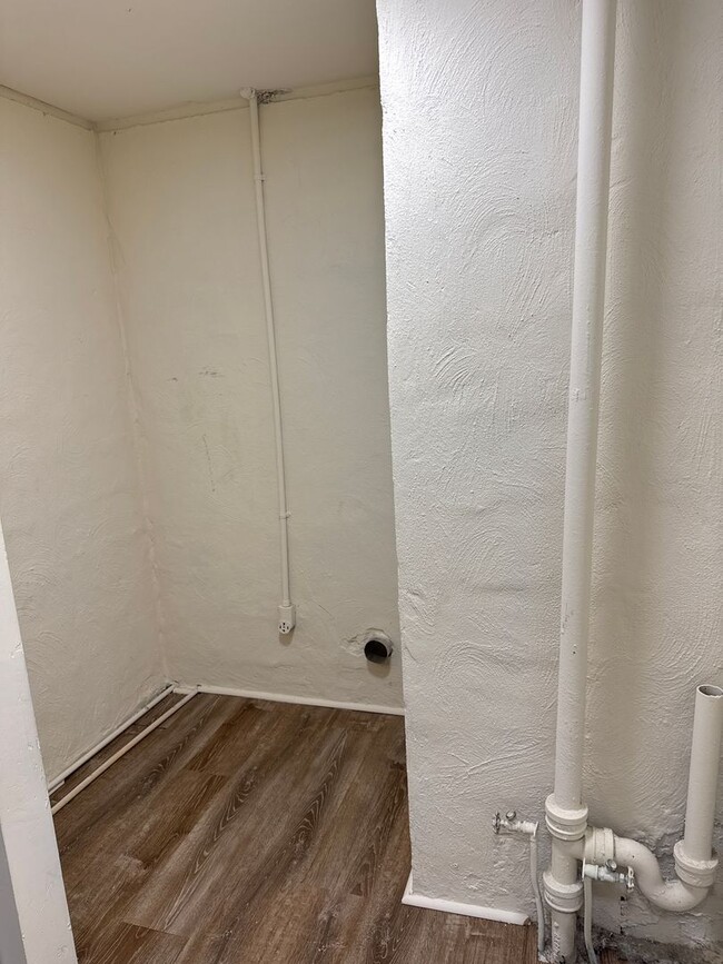 Building Photo - 2 Bed 1 Bath Apartment