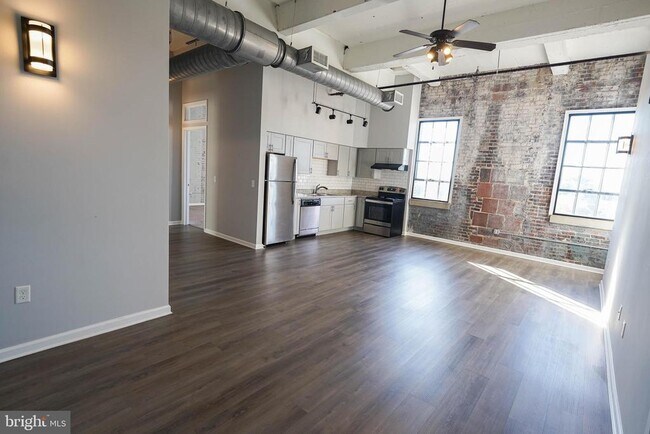 Building Photo - 218 W Main St