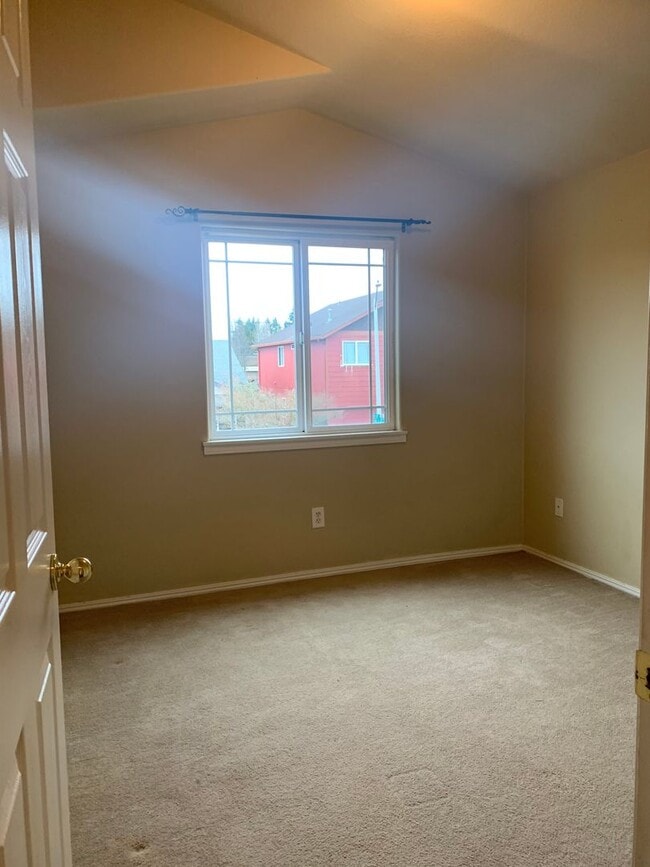 Building Photo - Great 3BD 2.5BA Fisher's Landing! Large Fe...