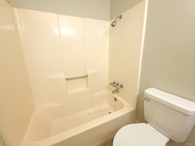 Building Photo - 308 Lakeview St