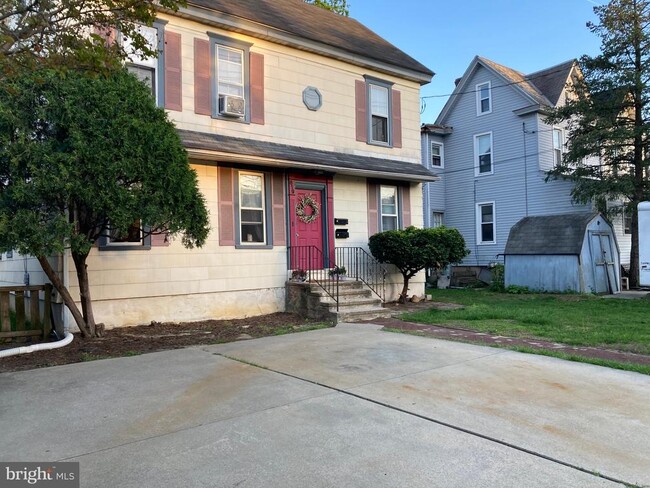 Primary Photo - 819 Broadway