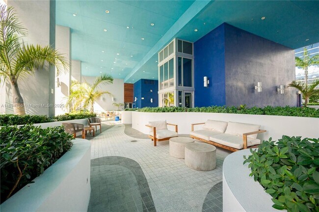 Building Photo - 1300 Brickell Bay Dr