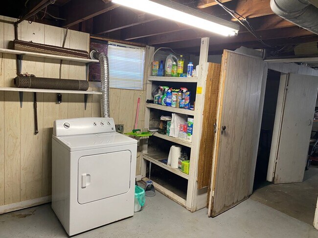 Building Photo - 5453 E 10th St