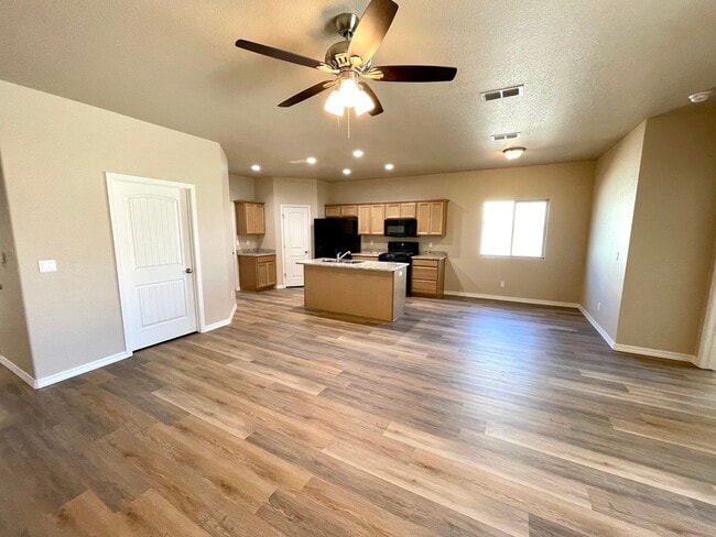 Building Photo - Beautiful 4 Bedroom Home in Kingman Crossing Community.