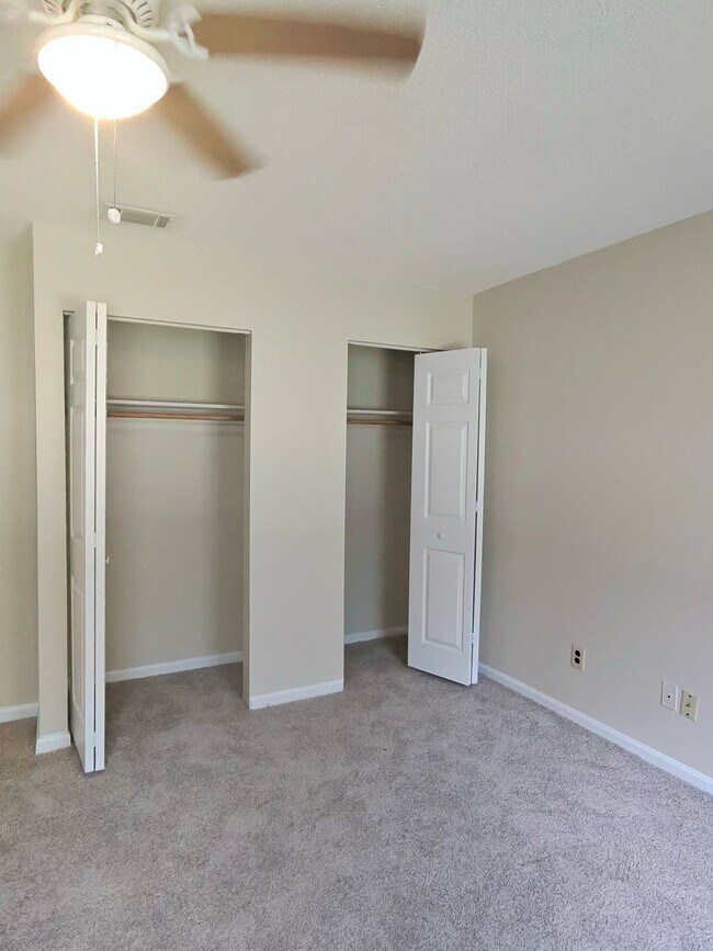 Building Photo - 130 Pointe S Dr