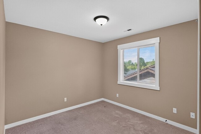 Building Photo - 687 SE Anderson Ln