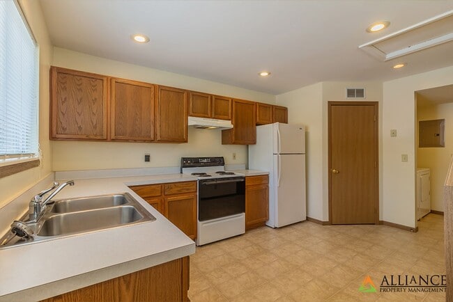 Building Photo - 928 Moro St