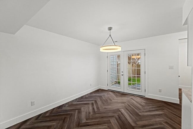 Building Photo - Completely Remodeled 2BR/1.5BA Townhome – City Convenience!