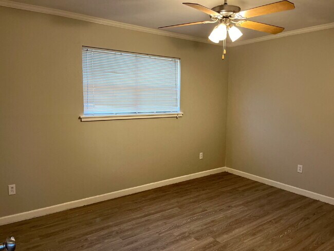 Building Photo - Cute 2/1 Duplex in Great Location!