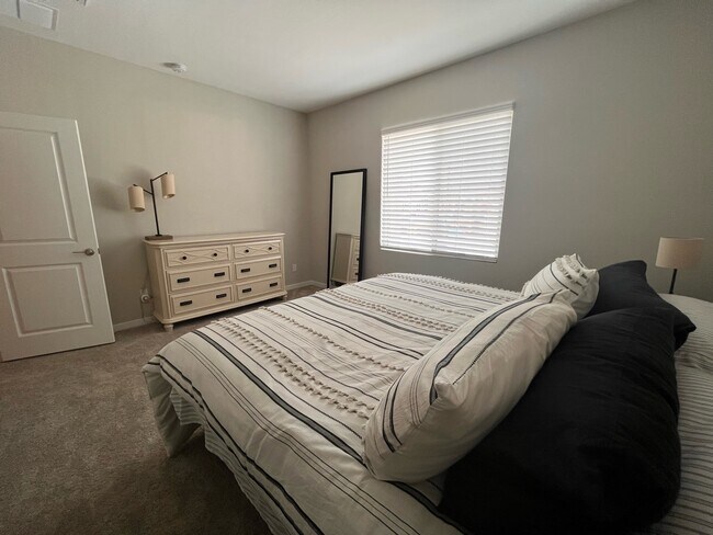 Building Photo - 735 E Doral Ave