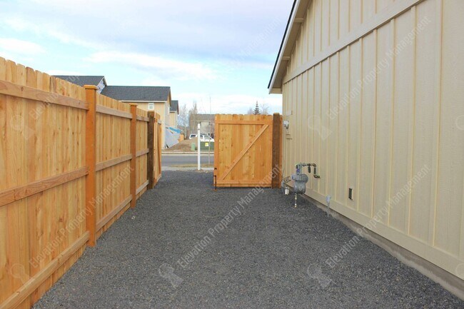 Building Photo - Newer single-level 3 BR home in NW Redmond with fenced backyard and RV parking