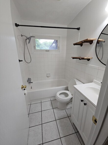 Upstairs Bathroom - 103 Twinkle Ter