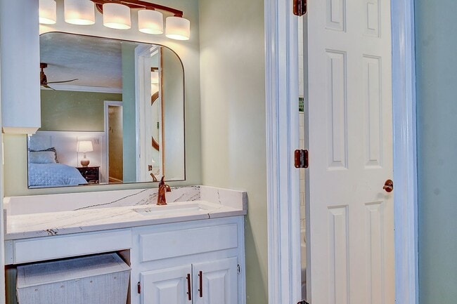 Building Photo - Spacious Ranch in Hickory