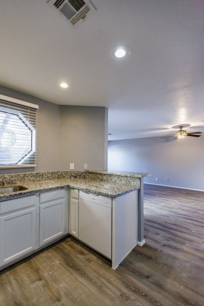 Building Photo - Downstairs Condo with Lots of Upgrades