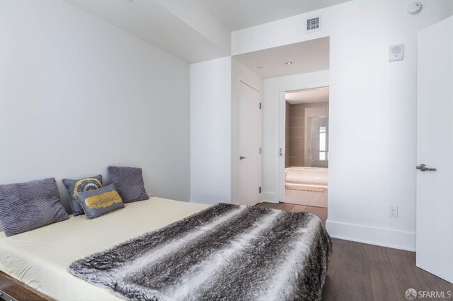 Building Photo - 1075 Market St