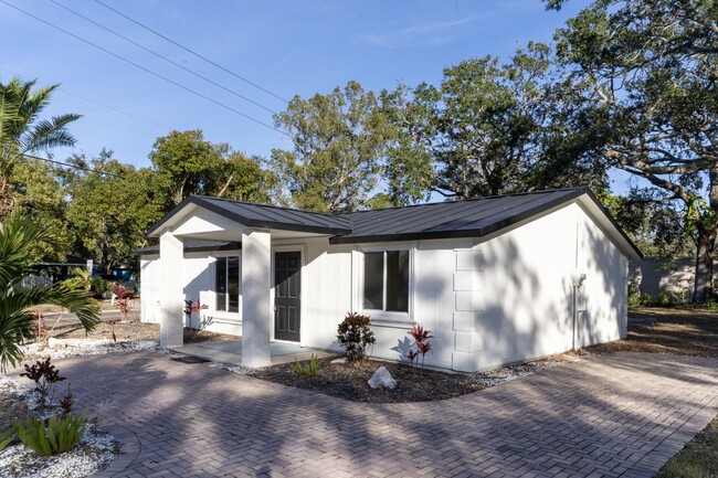 Primary Photo - Renovated beautiful 3BR/2ba home in Dunedin