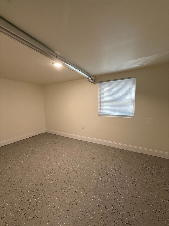 Building Photo - Updated 2BR Townhouse with off street park...